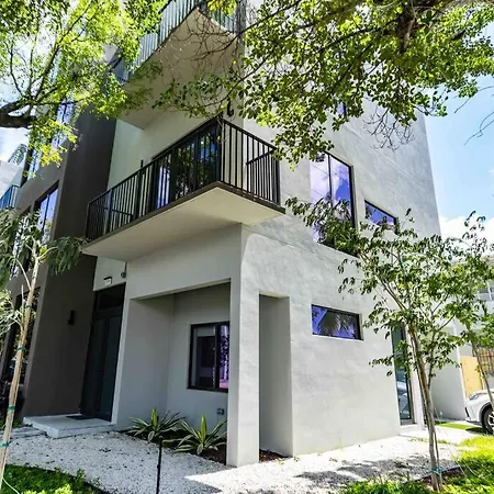 Huge 4 Bedroom Townhouse W/ Private Rooftop & Bbq